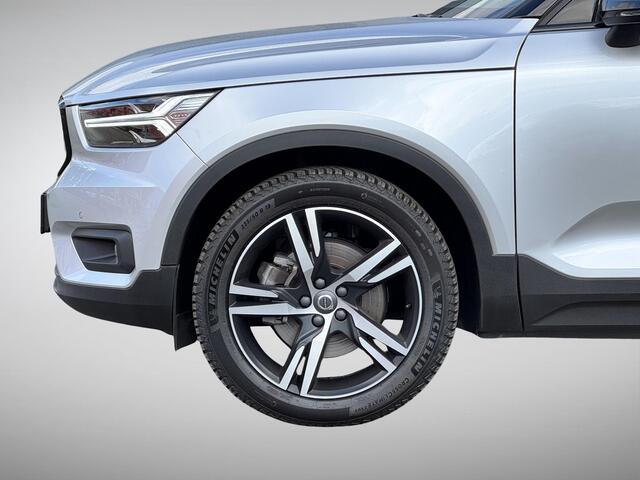 Volvo XC40 2.0 T4 R-Design NL-Auto, Veel Opties! | Trekhaak Uitklapbaar | Panoramadak | Stuur- + Stoelverwarming | Geheugenstoel | Blind Spot | All Season Banden | Rijklaarprijs!