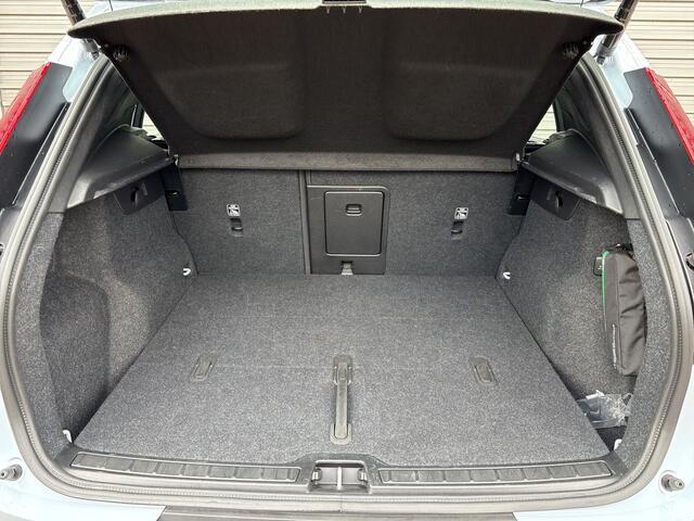 Volvo XC40 2.0 B4 Plus Dark / Verwarmbare voorruit / Audio Harman Kardon / Trekhaak /