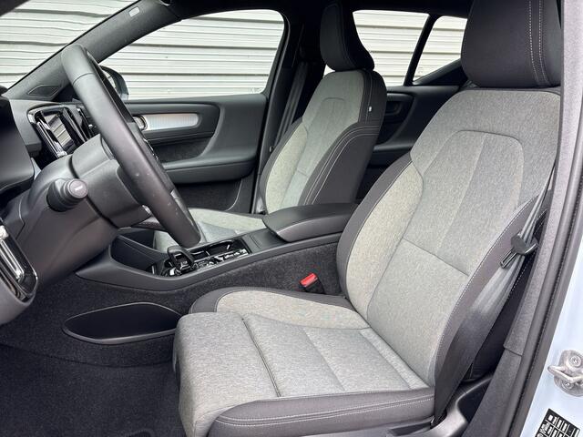 Volvo XC40 2.0 B4 Plus Dark / Verwarmbare voorruit / Audio Harman Kardon / Trekhaak /