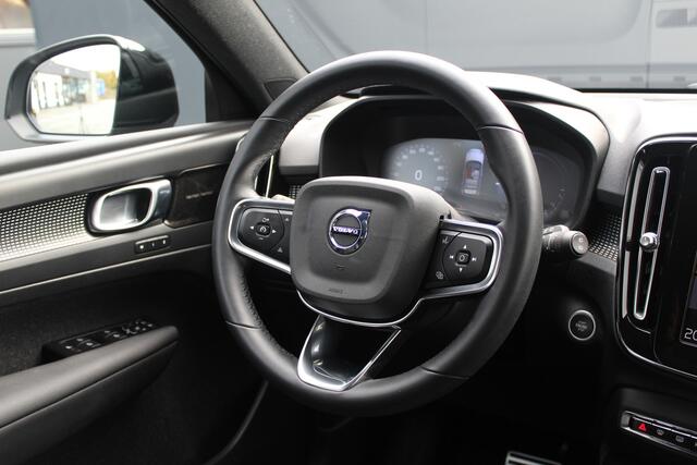 Volvo XC40 1.5 T4 Recharge R-Design | Incl. 12 maanden garantie | Harman/Kardon Audio | Stoel/Stuurverwarming | Schuif/kantel dak | Apple Carplay/Android Auto | Navigatie | Lichtmetalen velgen | Bestuurderstoel met geheugen | DAB | Bluetooth