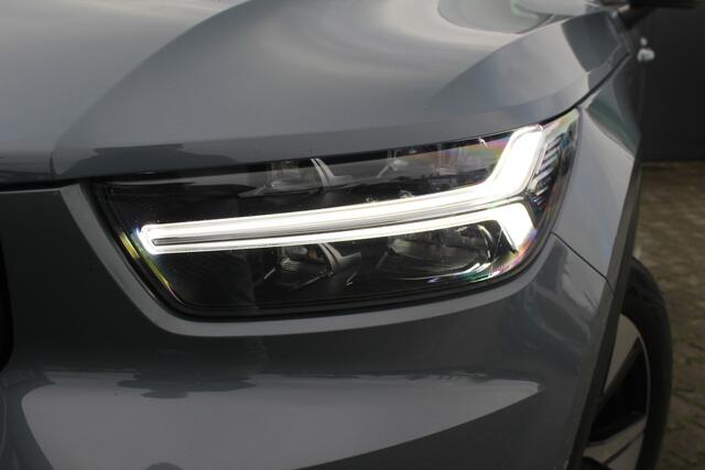Volvo XC40 1.5 T4 Recharge R-Design | Incl. 12 maanden garantie | Harman/Kardon Audio | Stoel/Stuurverwarming | Schuif/kantel dak | Apple Carplay/Android Auto | Navigatie | Lichtmetalen velgen | Bestuurderstoel met geheugen | DAB | Bluetooth