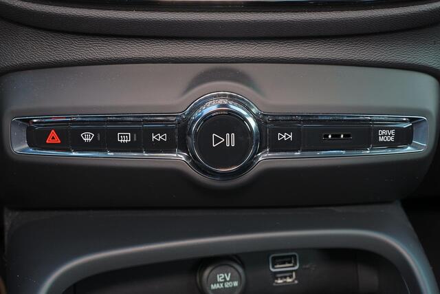 Volvo XC40 B4 211pk Inscription - Intellisafe Assist/Surround - Lederen bekleding - Verwarmbare voorstoelen - Verwarmbaar stuurwiel - Elektrisch bedienbare voorstoelen - 360 graden camera - Elektrisch bedienbare achterklep - Noodreservewiel