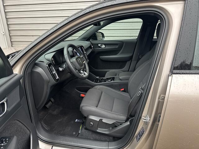 Volvo XC40 Recharge Core 70 kWh / Apple Carplay/Android Auto / 19" Velgen / Achteruitrijcamera /