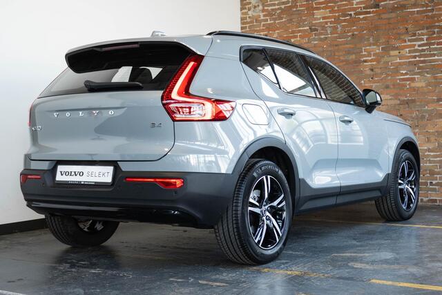 Volvo XC40 B4 Plus Dark | Verwarmbare Voorstoelen en Stuurwiel | Semi-Elektrische Trekhaak | Verwarmbare Voorruit | Premium Audio by Harman Kardon | Adaptieve Cruise Control | Park Assist