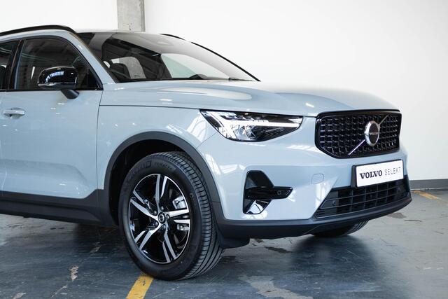 Volvo XC40 B4 Plus Dark | Verwarmbare Voorstoelen en Stuurwiel | Semi-Elektrische Trekhaak | Verwarmbare Voorruit | Premium Audio by Harman Kardon | Adaptieve Cruise Control | Park Assist