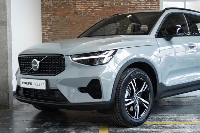 Volvo XC40 B4 Plus Dark | Verwarmbare Voorstoelen en Stuurwiel | Semi-Elektrische Trekhaak | Verwarmbare Voorruit | Premium Audio by Harman Kardon | Adaptieve Cruise Control | Park Assist