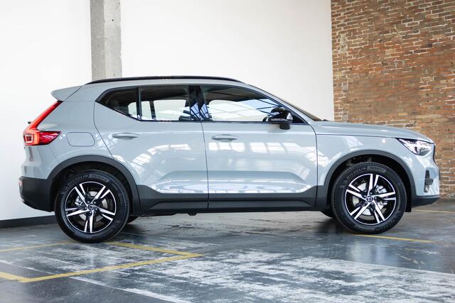 Volvo XC40 B4 Plus Dark | Verwarmbare Voorstoelen en Stuurwiel | Semi-Elektrische Trekhaak | Verwarmbare Voorruit | Premium Audio by Harman Kardon | Adaptieve Cruise Control | Park Assist