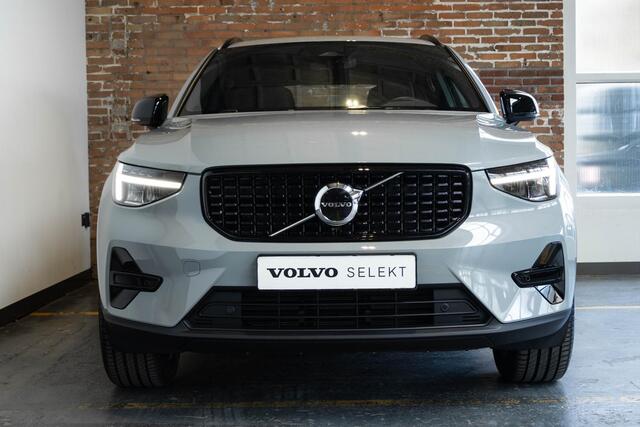 Volvo XC40 B4 Plus Dark | Verwarmbare Voorstoelen en Stuurwiel | Semi-Elektrische Trekhaak | Verwarmbare Voorruit | Premium Audio by Harman Kardon | Adaptieve Cruise Control | Park Assist