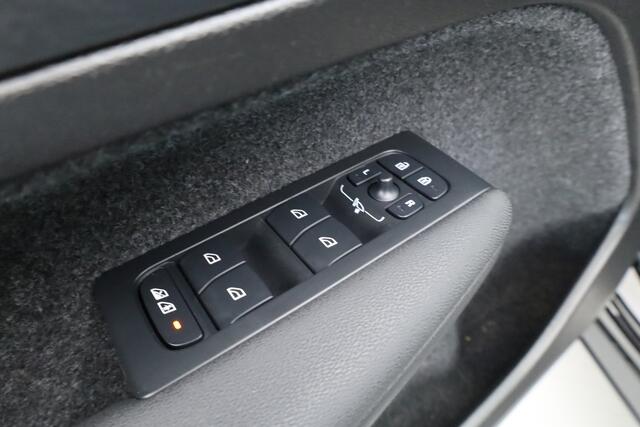 Volvo XC40 2.0 B3 Black Edition | Adapt. Cruise | Dodehoek | 360cam | CarPlay | Harman Kardon