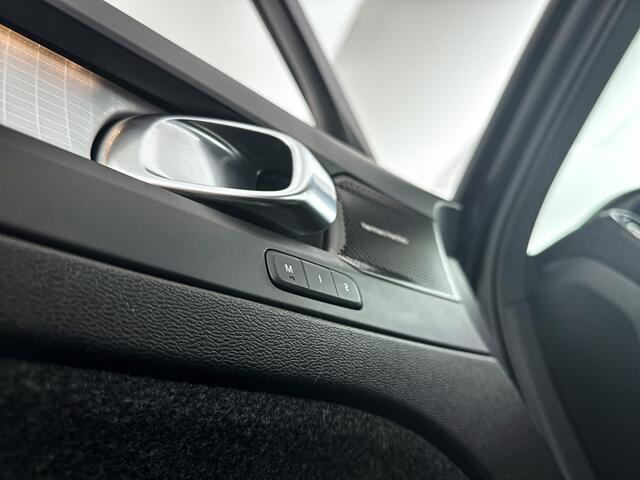 Volvo XC40 B4 Plus Dark | Parkeercamera | Stoel- en Stuurverwarming | Harman Kardon | Trekhaak