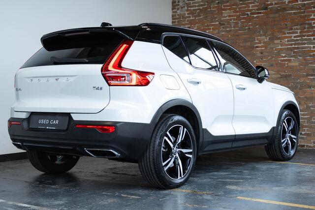 Volvo XC40 T4 Automaat R-Design | Panoramadak | Semi Electrische Wegklapbare trekhaak | Adaptive Cruise Control | BLIS | Comfortstoelen | Parkeercamera | Parkeersensoren voor + achter | Parkeerverwarming | Keyles Entree
