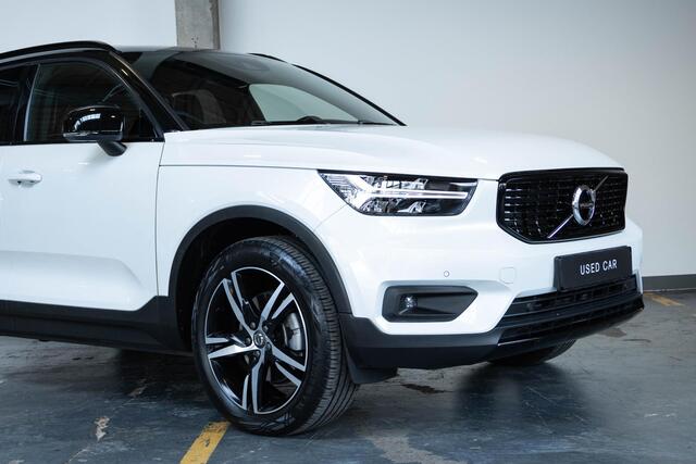 Volvo XC40 T4 Automaat R-Design | Panoramadak | Semi Electrische Wegklapbare trekhaak | Adaptive Cruise Control | BLIS | Comfortstoelen | Parkeercamera | Parkeersensoren voor + achter | Parkeerverwarming | Keyles Entree