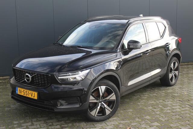Volvo XC40 1.5 T4 Recharge R-Design | Incl. 12 maanden garantie | Harman/Kardon audio | Schuif/kantel dak | Apple carplay/Android auto | Stuurwiel verwarming | Voorstoelen verwarmd | DAB | Navigatie | Lichtmetalen velgen | Climate control | Zwart dakhemel