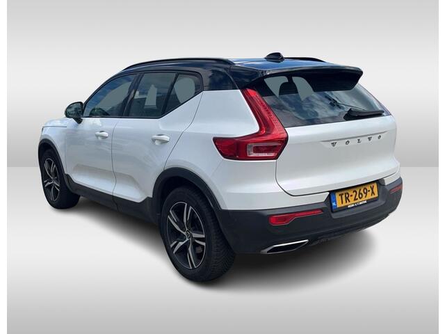 Volvo XC40 2.0 T4 R-Design / Trekhaak / Panoramadak / Camera / Harman Kardon / Leder&Alcantara / 19'' / Bliss / CarPlay / Stoelverwarming / DAB / ACC