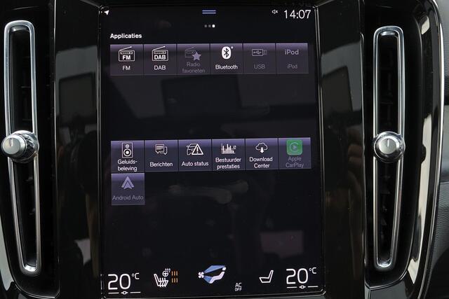 Volvo XC40 T5 Recharge Ultimate Dark Panorama/schuifdak - IntelliSafe Assist & Surround - 360º Camera - Harman/Kardon audio - Verwarmde voorstoelen & stuur - Parkeersensoren voor & achter - Extra getint glas - 19' LMV