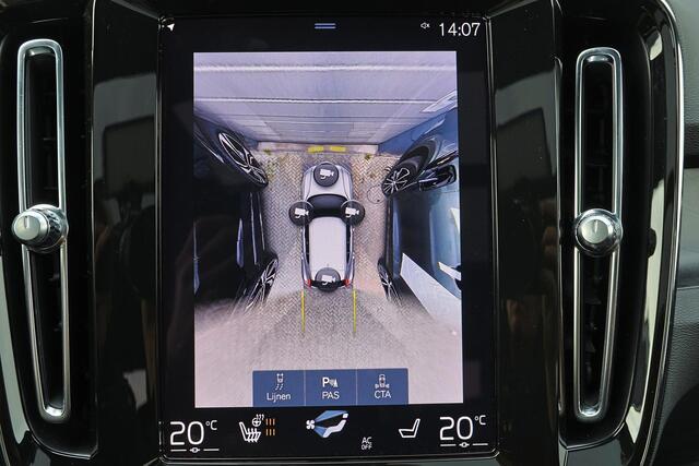 Volvo XC40 T5 Recharge Ultimate Dark Panorama/schuifdak - IntelliSafe Assist & Surround - 360º Camera - Harman/Kardon audio - Verwarmde voorstoelen & stuur - Parkeersensoren voor & achter - Extra getint glas - 19' LMV