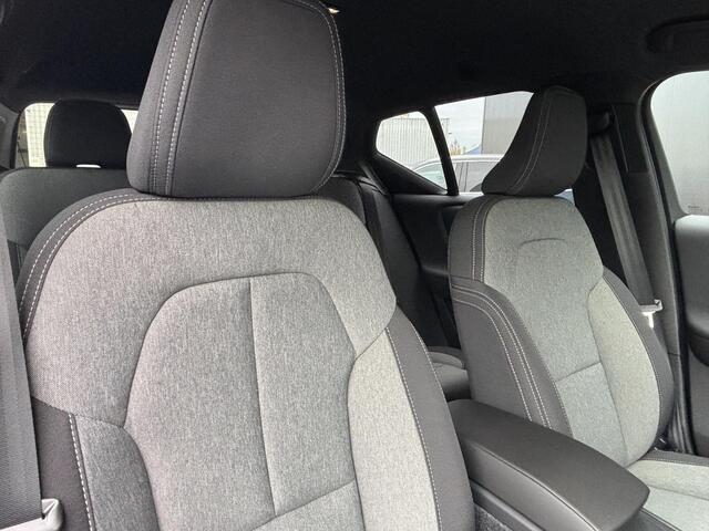 Volvo XC40 2.0 B4 Core Business Edition / 18 inch / Stoelverwarming / Elek. achterklep / Getinte ramen /
