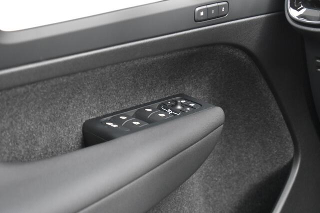 Volvo XC40 B4 210PK Plus Black Edition | Lounge Pack | 360 Camera |