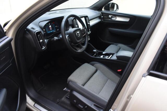 Volvo XC40 B4 211PK Automaat Plus Dark / Navigatie / Adaptive Cruise / Harman Kardon / Stuur- & Stoelverwarming / Elektrische achterklep / Achteruitrijcamera / Trekhaak / Elektrische stoelverst. met geheugen