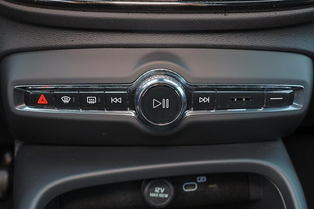 Volvo XC40 B3 Core - IntelliSafe Assist & Surround - 360º Camera - Verwarmde voorstoelen & stuur - Parkeersensoren voor & achter - Elektr. bedienb. voorstoelen met geheugen links - Draadloze tel. lader - Extra getint glas - 19' LMV