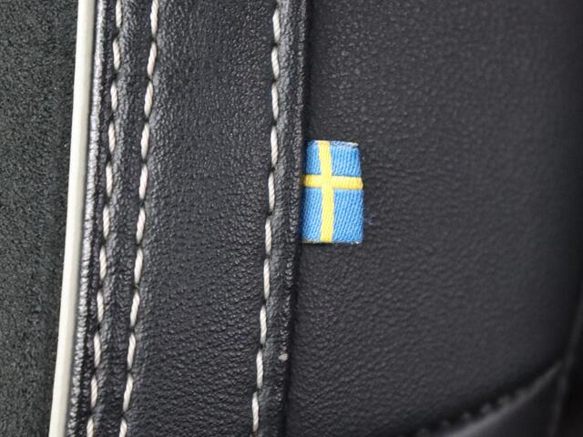 Volvo XC40 Recharge P8 AWD R Design | Trekhaak | Stoel & stuurverwarming | Camera | Carplay | Leder/Alcantara | Adaptive cruise | Keyless | Full LED | 19'' lichtmetalen velgen