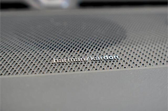 Volvo XC40 1.5 T5 193kW/262pk DCT7 Recharge R-Design HARMAN/KARDON + EL.TREKHAAK + LEER/ALCANTARA + EL.STOEL MET MEMORY + CRUISE + LANE ASSIST + NAVI SENSUS + KEYLESS ENTRY&GO + CAMERA + PARKSENSOREN V&A + 19" LM-VELGEN!!