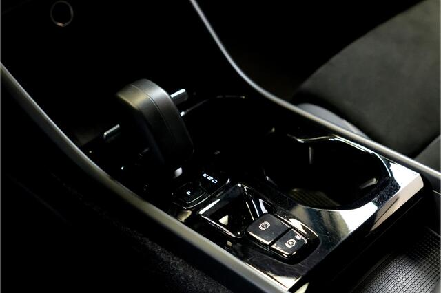 Volvo XC40 1.5 T4 Plug-in Hybrid 155kW/211pk DCT7 Ultimate Dark PANORAMADAK + HARMAN/KARDON + LEER/ALCANTARA + CRUISE + NAVI SENSUS + LANE ASSIST + EL.STOELEN + STOEL-&STUURVERWARMING + CAMERA + KEYLESS + PARKSENSOREN V&A + 19" LM-VELGEN!!