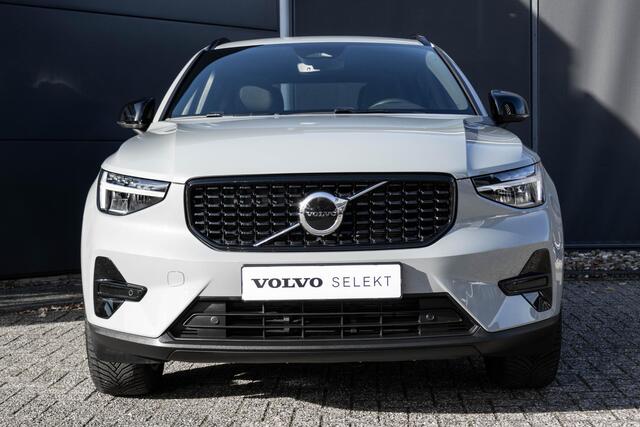 Volvo XC40 B4 Plus Dark | Harman Kardon Premium Audio | Climate Pack | Trekhaak | All Season banden | Google Infotainment | Adaptieve Cruise Control | BLIS | Parkeercamera | Elektrische Kofferklep | Keyless |