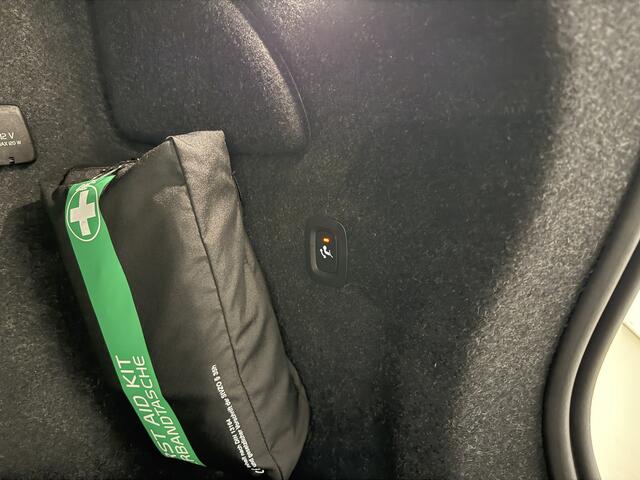 Volvo XC40 B4 211pk Plus Dark / Harman&Kardon / Elektr. Stoelen / 19'' + All Season / Elektr. Trekhaak / Noodreservewiel / Keyless / BLIS / ACC / Verw. Voorruit /