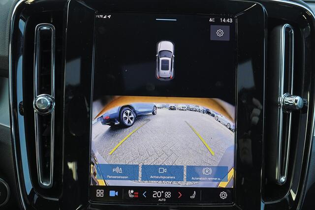 Volvo XC40 B4 Plus Dark - IntelliSafe Assist & Surround - Harman/Kardon audio - Parkeercamera achter - Verwarmde voorstoelen & stuur - Parkeersensoren voor & achter - Elektr. bedienb. voorstoelen met geheugen links - Draadloze tel. lader - Elektr. inklapbare trekhaa