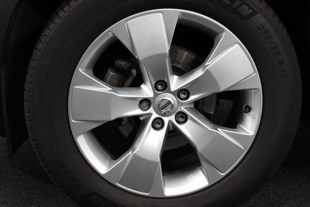 Volvo XC40 1.5 T3 163pk Automaat Momentum Navigatie Apple Carplay/Android Auto Stoelverwarming Parkeersensoren Adaptive Cruise Control Virtual Cockpit LED kop- en mistlampen Draadloos laden Sensus Connect met High Performance Sound