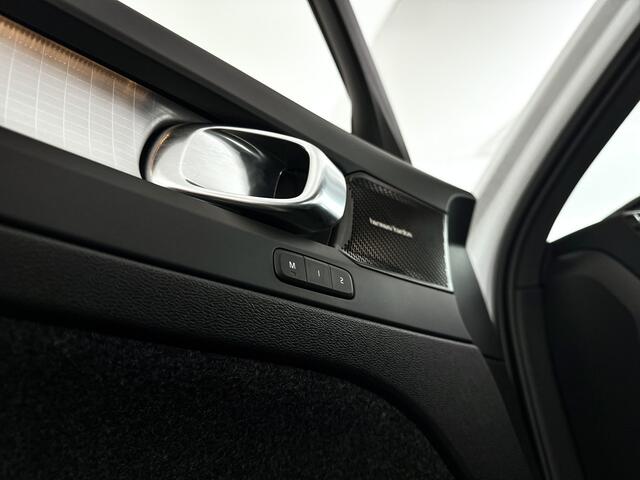 Volvo XC40 B4 Plus Dark | Parkeercamera | Stoel- en Stuurverwarming | Harman Kardon | Trekhaak