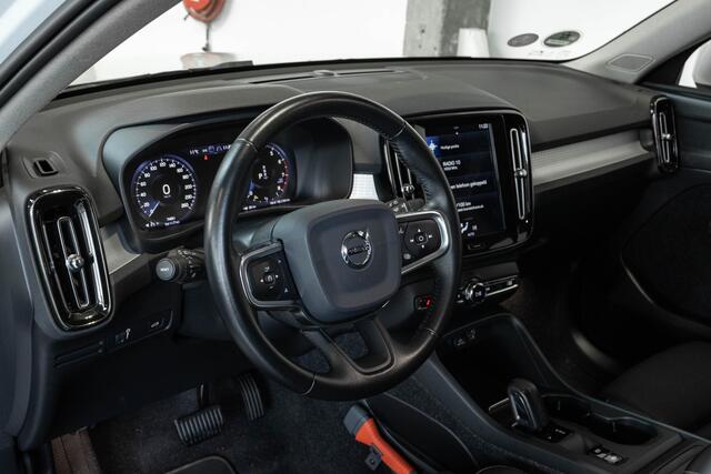 Volvo XC40 T4 Momentum Pro | 1ste Eigenaar | Dealeronderhouden | Semi Electrische Wegklapbare Trekhaak | 18'' Lichtmetalen Velgen | Parkeerverwarming | Parkeersensoren