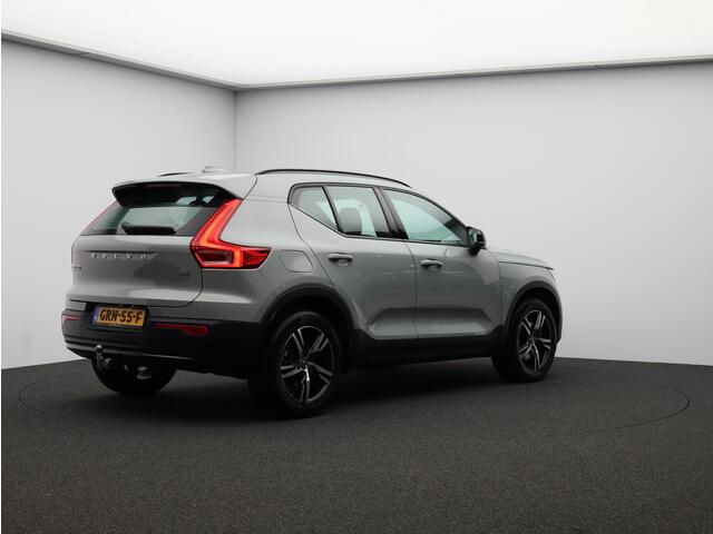 Volvo XC40 2.0 B4 Plus Dark / Trekhaak / Stoel+stuur+voorruitverwarming / Elektr. bed. stoelen / Harman Kardon