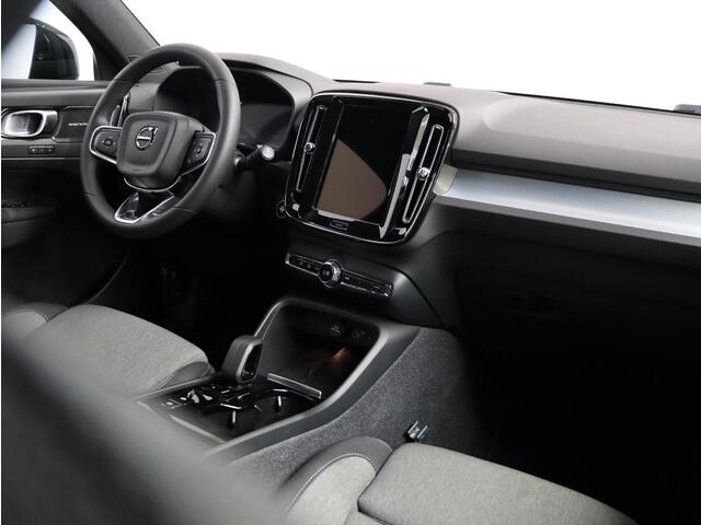 Volvo XC40 2.0 B4 Plus Dark / Trekhaak / Stoel+stuur+voorruitverwarming / Elektr. bed. stoelen / Harman Kardon