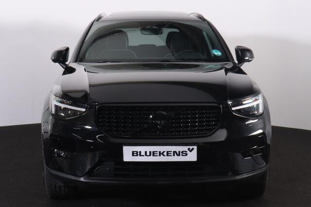 Volvo XC40 B3 Ultra Black Edition - Panorama/schuifdak - IntelliSafe Assist & Surround - 360º Camera - Harman/Kardon audio - LED Pixel koplampen - Verwarmde voorstoelen & stuur - Parkeersensoren voor & achter - Elektr. bedienb. voorstoelen met geheugen links - Draad