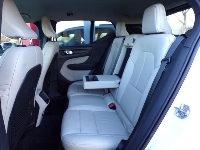 Volvo XC40 2.0 T4 Momentum Camera Leer Trekhaak NAP Nieuwstaat!!!