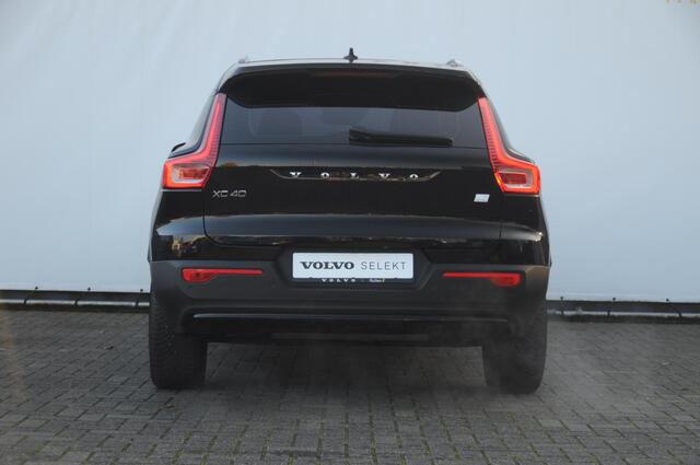 Volvo XC40 T4 211PK Automaat Plus Dark / Elektrische stoelen met geheugen / stuur - en stoelverwarming / Cruise control / Harman kardon audio / elektrische achterklep / Parkeersensoren met camers