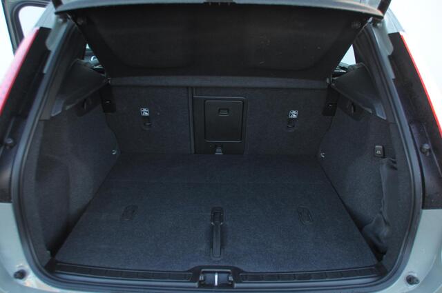 Volvo XC40 B3 163PK Automaat Ultimate Dark / Panoramadak / Adaptive cruise control / Elektrische stoelen / Harman Kardon audio / Pilot assist / BLIS / Stoel en stuur verwarming / Elektrische achterklep / Parkeersensoren met camera / Google infotainment