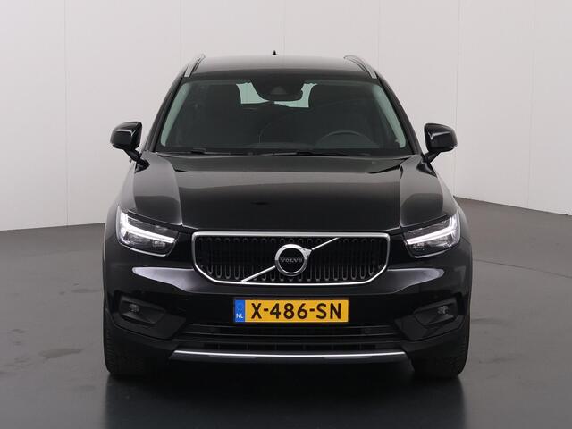 Volvo XC40 2.0 B4 Momentum Business | Navigatie | Parkeercamera | Stoel/Stuurverwarming | Keyless Go | Cruise Control Adaptief |