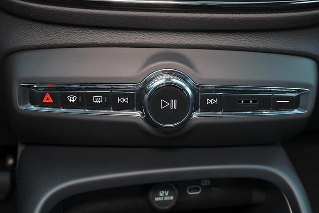 Volvo XC40 Extended Range Ultimate 82 kWh - Panorama/schuifdak - IntelliSafe Assist & Surround - 360º Camera - Harman/Kardon audio - Verwarmde voorstoelen, stuur & achterbank - Parkeersensoren voor & achter - Elektr. bedienb. voorstoelen met geheugen links - Draadlo