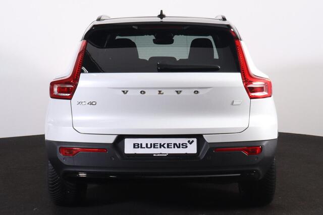Volvo XC40 Recharge Plus 70 kWh - IntelliSafe Assist & Surround - Parkeercamera achter - Verwarmde voorstoelen & stuur - Parkeersensoren voor & achter - Draadloze tel. lader - Warmtepomp - Extra getint glas - 19' LMV