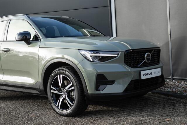 Volvo XC40 B4 Plus Dark | Verwarmbare Voorstoelen en Stuurwiel | Semi-Elektrische Trekhaak | Verwarmbare Voorruit | Premium Audio by Harman Kardon | Adaptieve Cruise Control | Park Assist