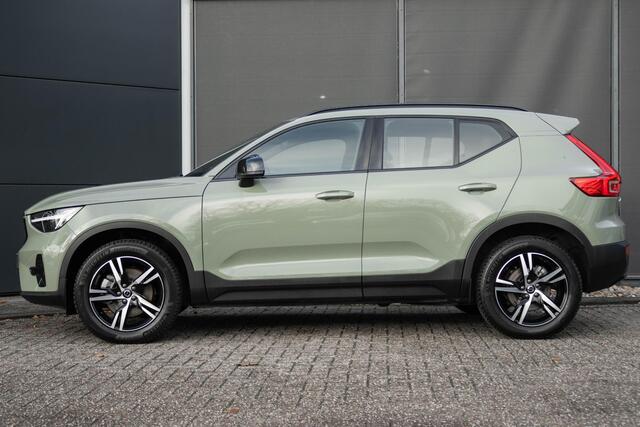 Volvo XC40 B4 Plus Dark | Verwarmbare Voorstoelen en Stuurwiel | Semi-Elektrische Trekhaak | Verwarmbare Voorruit | Premium Audio by Harman Kardon | Adaptieve Cruise Control | Park Assist