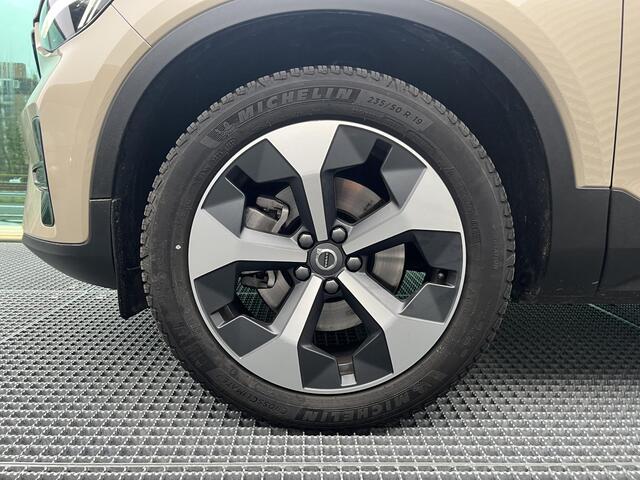 Volvo XC40 2.0 B4 Plus Dark Harman-Kardon premium sound system, Electr. verstelbare voorstoelen, Verwarmde voorstoelen + stuurwiel, Trekhaak semi electrisch, Parkeer camera.