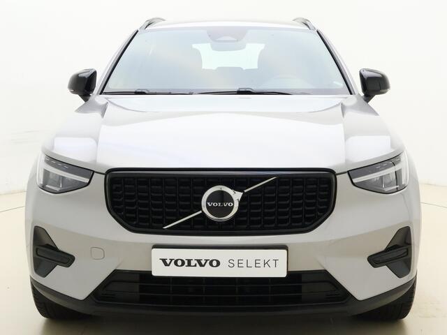 Volvo XC40 B4 211pk Plus Dark / Harman&Kardon / El. Trekhaak / El. Stoelen / Stoel + Stuurw. Verwarming / BLIS / ACC / PDC + CAM / Verw. Voorruit /