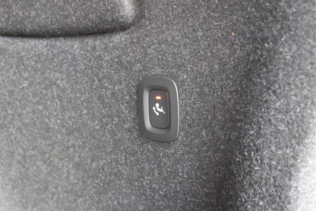 Volvo XC40 Extended Range Ultimate 82 kWh | Schuif/kanteldak | BLIS | 360 Camera | Trekhaak | H&K Audio | 20" LMV