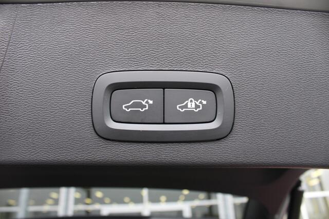 Volvo XC40 Extended Range Ultimate 82 kWh | Schuif/kanteldak | BLIS | 360 Camera | Trekhaak | H&K Audio | 20" LMV