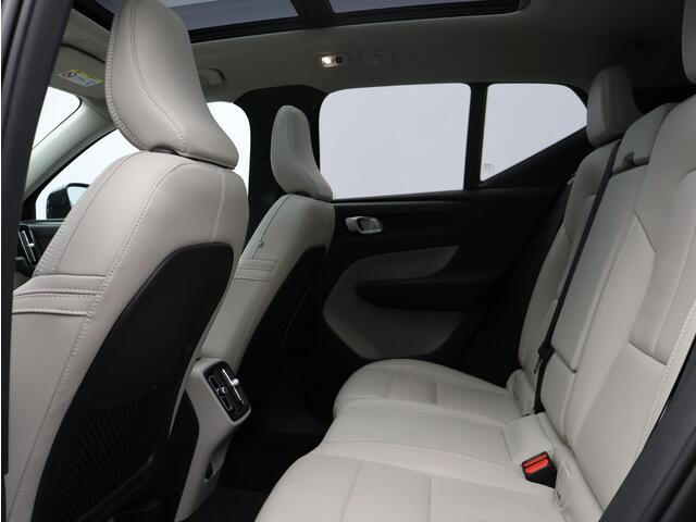 Volvo XC40 2.0 T4 Momentum Pro / Pan. dak / Trekhaak / Leder / Privacy glass / Parkeercamera /