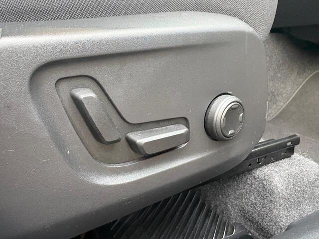 Volvo XC40 B4 Plus Dark | Harman/Kardon | Trekhaak | Elektrisch Verstelbare stoelen |